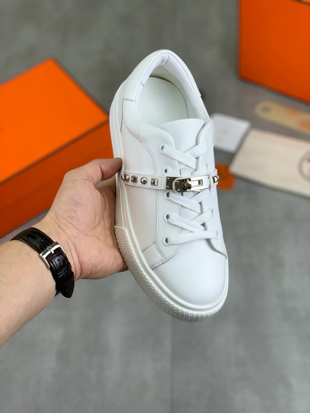 Men's men's shoes 💰P640 New Hermes top version Hermès classic couple style #𝐊𝐞𝐥𝐥𝐲 buckle casual white shoes skateboard shoes that will not conflict with shoes at all. Full of unknowns, Hermès rarely produces flat casual shoes and they are paired with classic palladium-plated Kelly shoe buckles! You'll fall in love with it at first sight. It's super versatile and can be worn with any skirt or pants. 🉑️Close your eyes and wear it. It's super noble. Fabric: Specific cowhide/canvas material. Lining: Sheepskin lining. Outsole: Original molded TPU outsole. Size: 35-45.